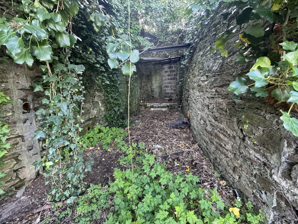Lot: 20 - FREEHOLD LAND WITH DISUSED ICE HOUSE IN POPULAR LOCATION - Ice house